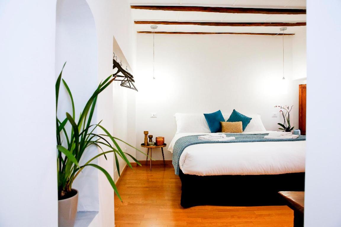 Monti With Charming Terrace Apartment